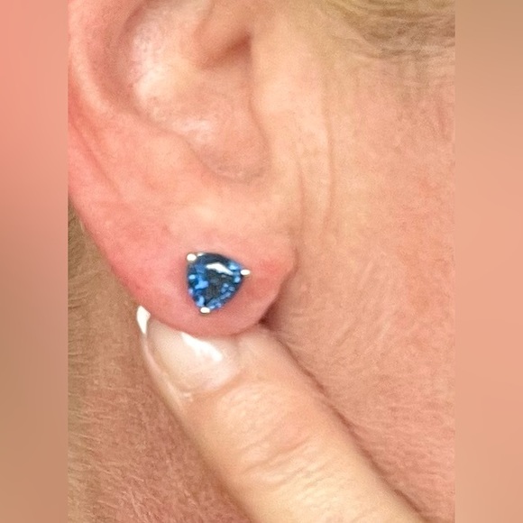 BLUE SAPPHIRE EARRINGS—UNTREATED-NO HEAT—2.50 TCW—TRILLION CUT—14KT GOLD-HIGH - Picture 8 of 15